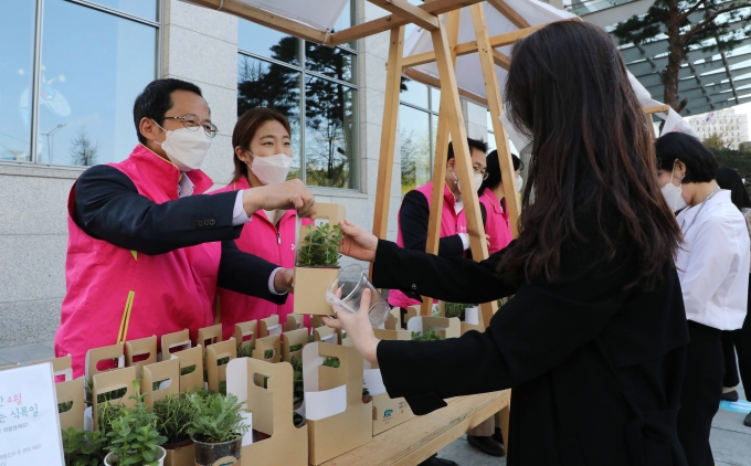 박춘원 흥국생명 대표(왼쪽)가 '친환경 재활용 화분 나눔' 행사에 동참하고 있다. [사진=흥국생명]
