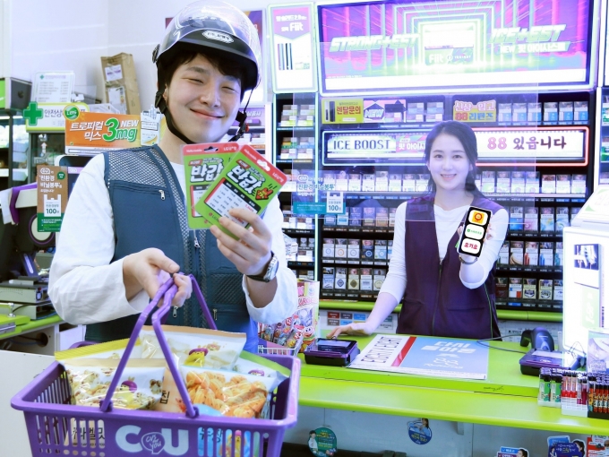 LG헬로 관계자가 배달앱 유심판매를 소개하고 있다.  [사진=LG헬로비전]