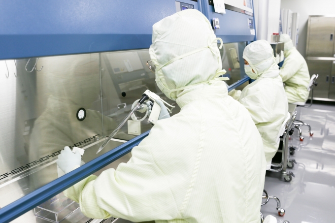 차바이오랩 연구원이 GMP 내 제조실에서 세포치료제를 배양 및 제조하고 있다.  [사진=차바이오랩]