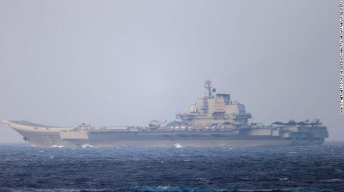 중국 항공모함 랴오닝과 적어도10대의 전투기가 동원된 중국 인민해방군의 군사 훈련이 5일 대만 동서쪽에서 동시에 진행됐다고 인민해방군 당국이 밝혔다. [CNN 캡처]
