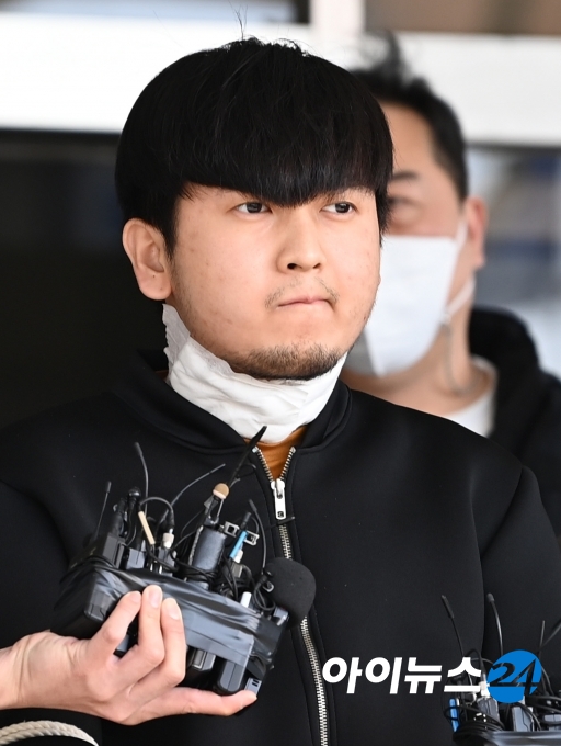 서울 노원구 세 모녀를 살해한 혐의를 받는 김태현(24)이 9일 오전 검찰 송치를 위해 도봉경찰서를 나서고 있다.
