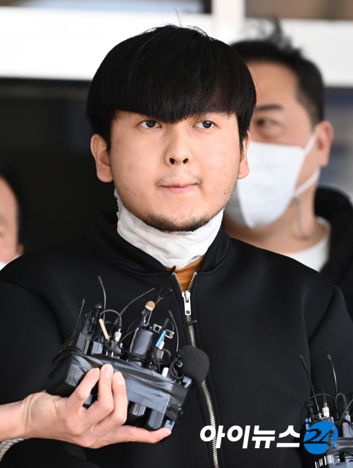 서울 노원구 세 모녀를 살해한 혐의를 받는 김태현(24)이 9일 오전 검찰 송치를 위해 도봉경찰서를 나서고 있다.