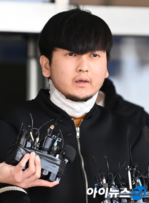 '노원구 세 모녀'를 잔혹하게 살해한 혐의를 받는 김태현(24)이 9일 오전 검찰 송치를 위해 도봉경찰서를 나서고 있다. [사진=정소희 기자]