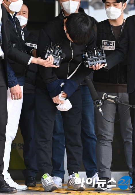 '노원구 세 모녀'를 잔혹하게 살해한 혐의를 받는 김태현(24)이 9일 오전 검찰 송치를 위해 도봉경찰서를 나서고 있다.