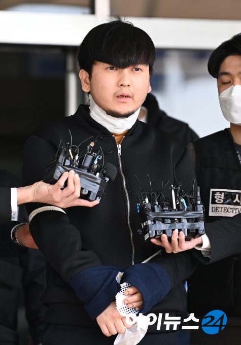 '노원구 세 모녀'를 잔혹하게 살해한 혐의를 받는 김태현(24)이 9일 오전 검찰 송치를 위해 도봉경찰서를 나서고 있다.