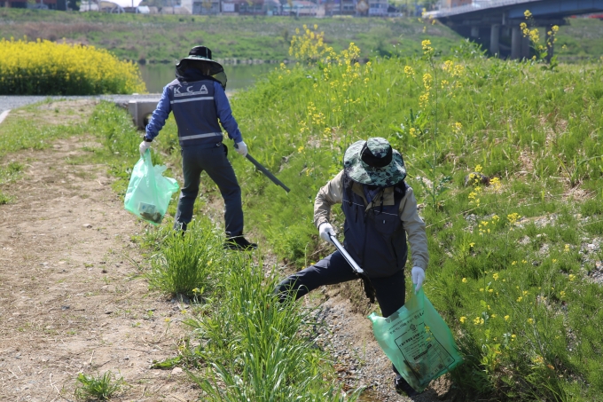 지난 8일, KCA 임직원 및 노조간부 20여명이 나주 영산강 유역 유채꽃길에 투기된 각종 쓰레기를 주우면서 노사공동 ‘에코플로깅 환경 캠페인’에 참여하고 있다. [사진=KCA]