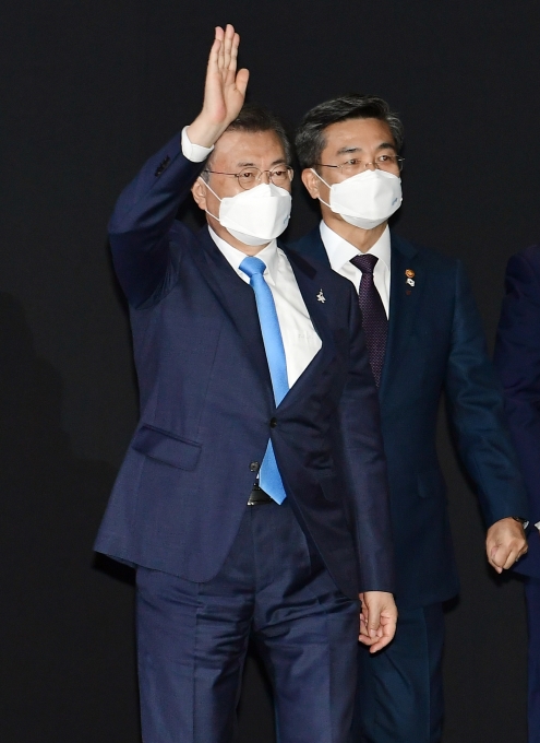 문재인 대통령이 9일 경남 사천시 한국항공우주산업(KAI) 고정익동에서 열린 한국형전투기(KF-X) 시제기 출고식에 참석하고 있다.  [사진=뉴시스]