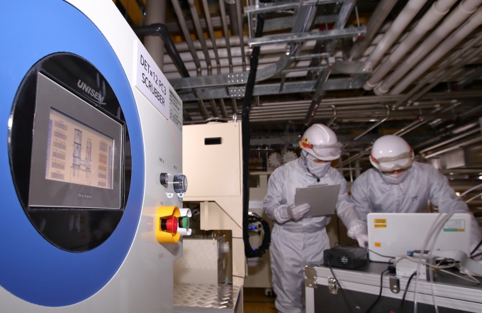 LG디스플레이 파주 공장에 설치된 온실가스 감축설비를 통해 배출되는 온실가스량을 직원들이 모니터링하고 있다. [사진=LG디스플레이 ]