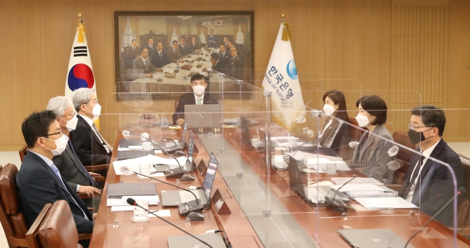 이주열 한국은행 총재(가운데)가 4월 금융통화위원회 정례회의를 주재하고 있다. [사진=한국은행]