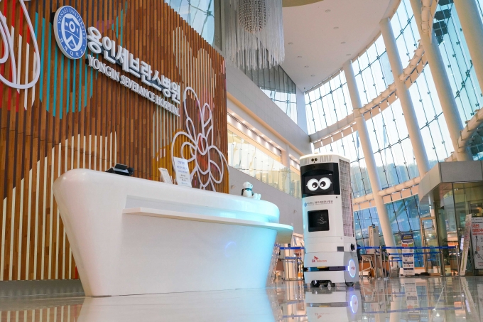 SKT-용인세브란스병원이 공동 구축한 5G 복합방역로봇 ‘Keemi’. [사진=SKT]