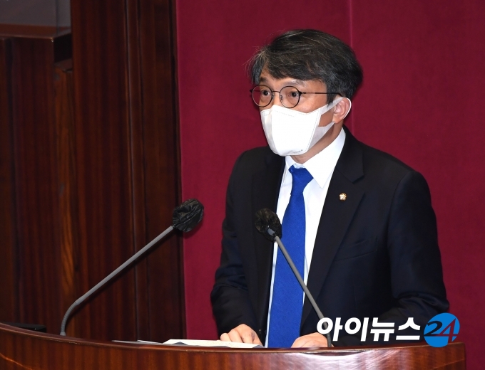 김의겸 열린민주당 의원이 19일 오후 서울 여의도 국회에서 열린 본회의에서 의원 선서를 한 뒤 인사말을 하고 있다. [사진=조성우 기자]