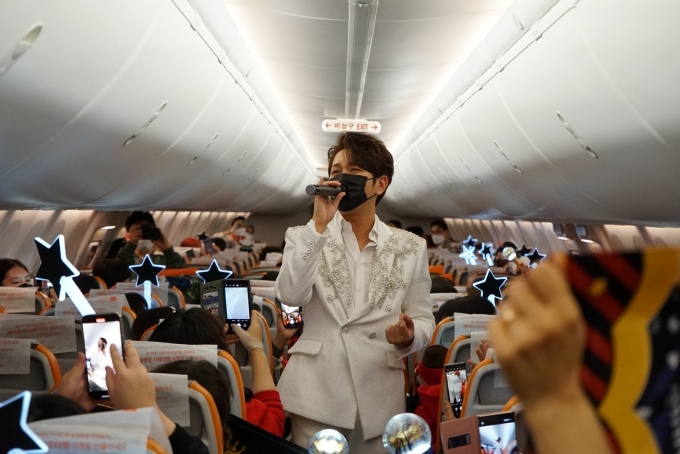 4월18일 제주항공 7C380편에서 트로트 가수 김수찬이 기내 팬미팅을 진행하고 있다. [사진=제주항공]