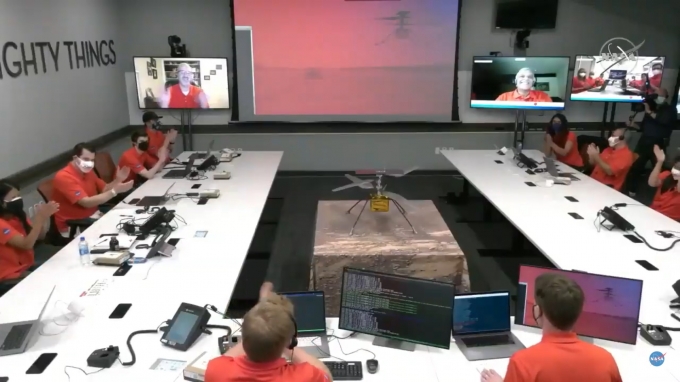 NASA 인저뉴어티 헬리콥터 팀이 최종 비행성공을 확인한 뒤 박수를 치고 있다.  [사진=NASA]