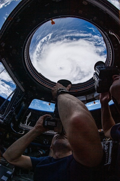 ISS '큐폴라'에서 허리케인 도리안 당시 발아래 폭풍을 관측하고 있다.  [사진=NASA]