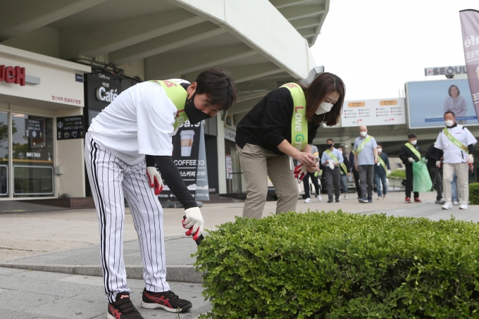 류지현 LG 트윈스 감독이 22일 잠실구장에서 열린 야구단 및 농구단(LG 세이커스) 프런트 임직원이 진행한 지구의 날 행사에 선수단을 대표해 참석했다.  [사진=LG 트윈스]