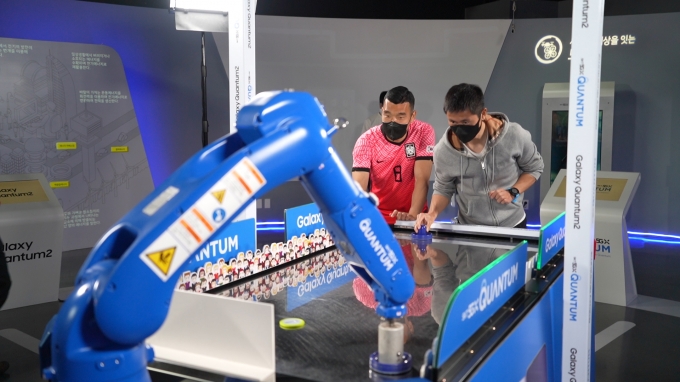 이영표·조원희 선수가 양자보안을상징하는 로봇 골키퍼를 상대로 골을 넣는 이벤트 '퀀텀 키퍼' 시즌2 이벤트에 참가하고 있다. [사진=SKT]