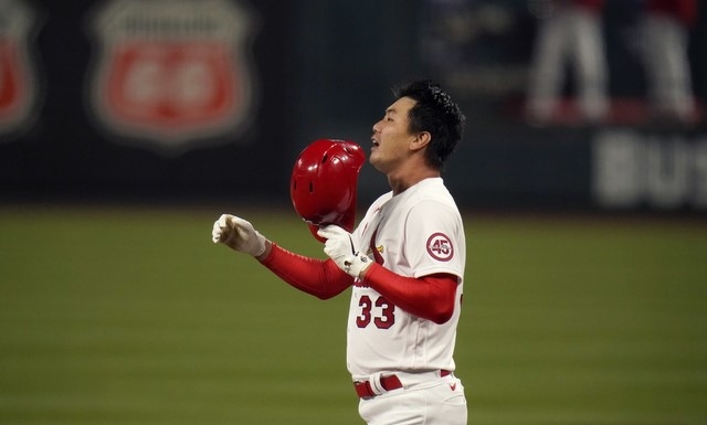 MLB 세인트루이스에서 뛰고 있는 김광현이 24일(한국시간) 열린 신시내티와 홈 경기에 선발 등판해 승리투수가 됐다. 그는 3회말 선두 타자로 나와 MLB 데뷔 후 개인 첫 안타도 쳤다. [사진=뉴시스]