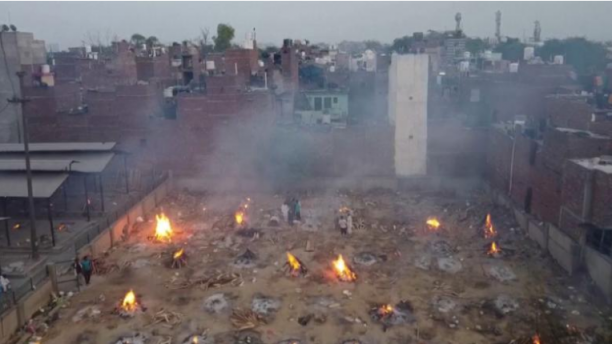 인도의 코로나 사태가 최악의 상태로 치달으면서 도시 곳곳에 시체를 태우는 화장장이 들어서고 있다.  [CNN]