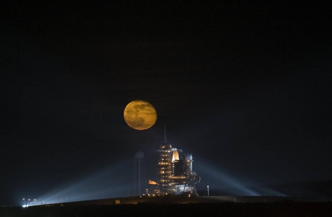2008년 미국 우주왕복선 엔데버호 발사직전. 뒤로 보름달이 보인다.  [사진=NASA]
