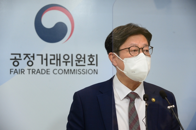 김재신 공정위 부위원장이 공정위 기자실에서 29일 대기업집단 지정 관련 브리핑을 하고 있다. [사진=공정위]