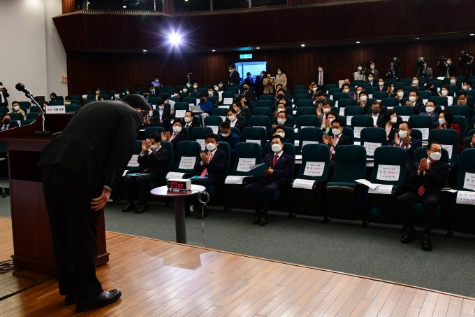 국민의힘 주호영 원내대표가 30일 오전 서울 여의도 국회도서관 대강당에서 열린 국민의힘 원내대표 선출 의원총회에 참석해 의원들에게 인사를 하고 있다. (공동취재사진) [뉴시스]