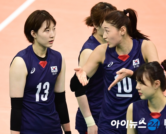 한국여자배구대표팀 박정아(왼쪽)는 26일(한국시간) 열린 FIVB 주최 2021 VNL 1주차 둘째 날 태국과 맞대결에서 22점을 올리며 한국의 세트 스코어 3-1 승리를 견인했다. [사진=정소희 기자]