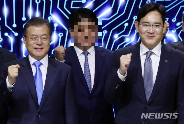 (왼쪽부터) 문재인 대통령, 이재용 삼성전자 부회장 [사진=뉴시스]