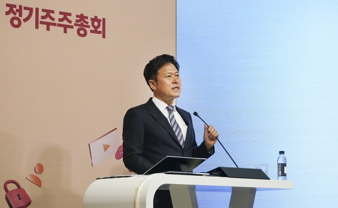 박정호 SK텔레콤 CEO가 지난 3월25일 본사 T타워 수펙스홀에서 온라인으로 중계된 주주총회에 참석한 모습 [사진=SK텔레콤]