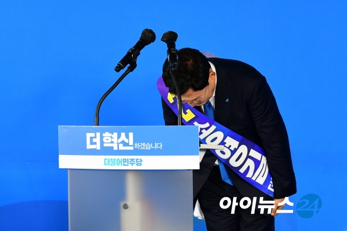 더불어민주당 신임 대표로 선출된 송영길 의원이 2일 오후 서울 여의도 더불어민주당 중앙당사에서 열린 임시전국대의원대회에서 수락 연설에 앞서 인사하고 있다.