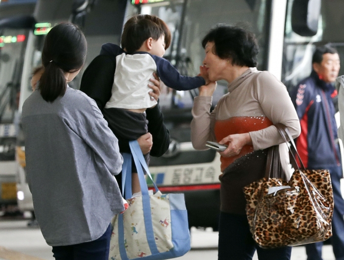 서울 서초구 서울고속버스터미널에서 할머니와 손주가 인사를 하고 있다. [사진=뉴시스]