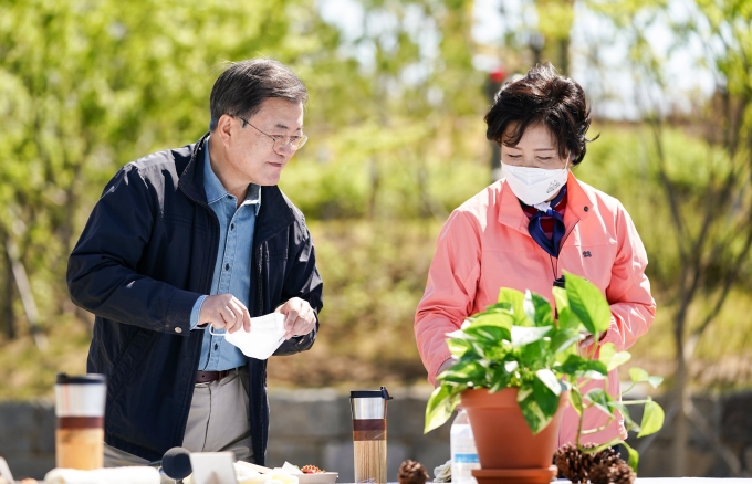 문재인 대통령 내외. [뉴시스]