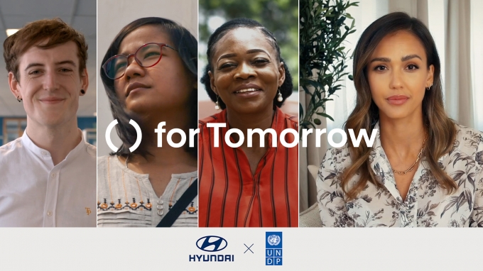 'for Tomorrow' 프로젝트 영상을 통해 공개된 솔루션을 제안한 (왼쪽부터) 영국의 시안 셔윈, 네팔의 소니카 만다르, 나이지라아의 오나 안젤라 아마카와 'for Tomorrow' 프로젝트 홍보대사인 배우 제시카 알바. [사진=현대자동차]