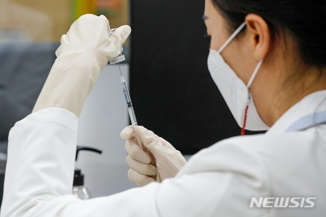 지난 3일 오전 서울 용산구보건소에서 의료진 아스트라제네카(AZ) 백신을 접종 준비를 하고 있다. [사진=뉴시스]