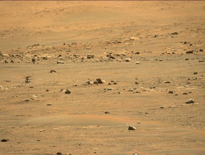 화성 착륙선인 퍼시비어런스 호가 인저뉴어티의 5번째 비행이후 내려앉는 새로운 착륙지점을 촬영했다. [사진=NASA]