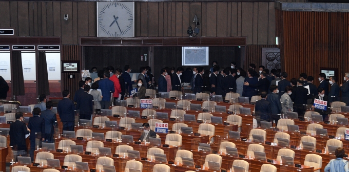 13일 오후 서울 여의도 국회에서 김부겸 국무총리 후보자 인준안 처리를 위해 열린 본회의에서 국민의힘 의원들이 표결을 거부하며 회의장을 나서고 있다. (공동취재사진)  [사진=뉴시스]