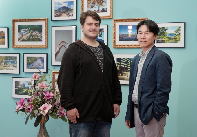 박노정 UNIST 교수(오른쪽)와 마무트 오카야이 연구원 [UNIST 제공]
