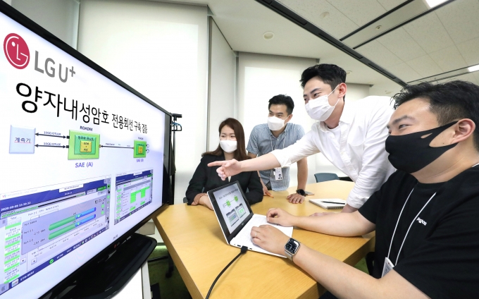 LG유플러스가 디지털 뉴딜 과제의 일환으로 산업·의료분야 기업에 구축한 양자내성암호 전용회선에 대해 한국정보통신기술협회(TTA)로부터 시험·검증을 받았다. [사진=LGU+]