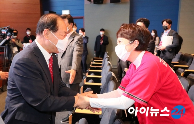 황우여 국민의힘 선거관리위원장이 25일 서울 마포구 누리꿈스퀘에서 열린 1차 전당대회 비전발표회에 참석, 당 대표로 출마한 김은혜 의원과 인사를 나누고 있다.