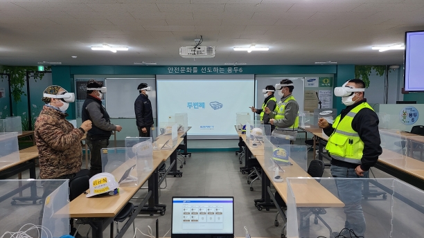 서울 용두6재개발 현장 근로자들이 스마티 교육에 참여했다. [사진=삼성물산]