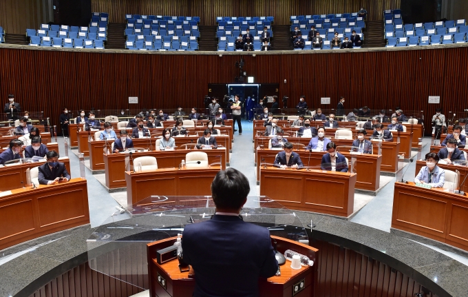 더불어민주당 의원들이 27일 서울 여의도 국회에서 열린 부동산 관련 정책의원총회에서 윤호중 원내대표 발언을 듣고 있다. (공동취재사진) [사진=뉴시스]