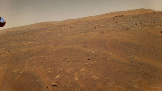 화성 헬리콥터 인저뉴어티가 여섯 번째 비행 중 10m 상공에서 찍은 화성. [사진=NASA]