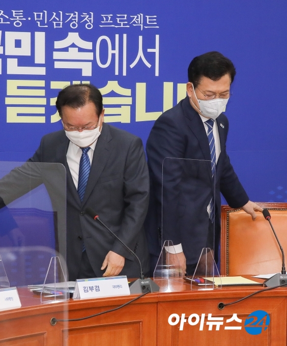 김부겸 국무총리, 송영길 더불어민주당 대표가 28일 오전 서울 여의도 국회에서 열린 고위당정협의회에서 자리에 앉고 있다.