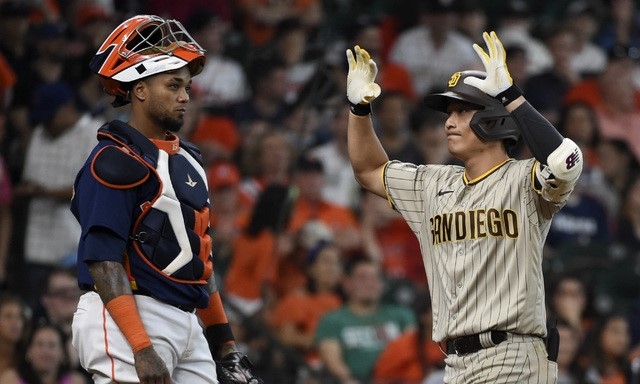 MLB 샌디에이고에서 뛰고 있는 김하성(오른쪽)이 31일(한국시간) 열린 휴스턴과 원정 경기에서 시즌 3호 홈런을 쳤다. 그러나 샌디에이고는 이날 휴스턴에 덜미를 잡혔다. [사진=뉴시스]