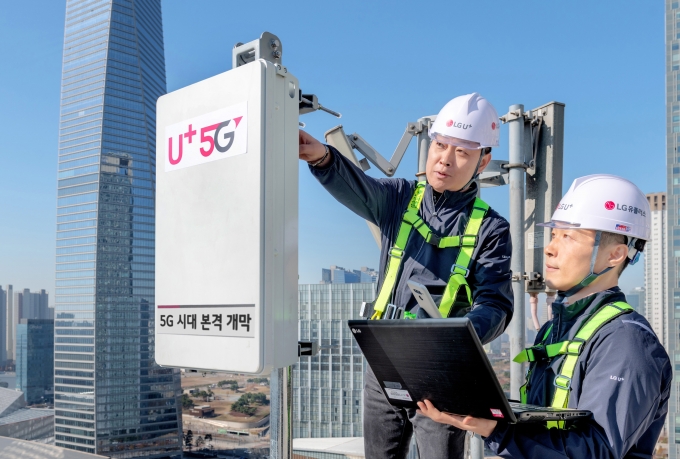 LG유플러스 직원들이 5G 기지국을 점검하고 있는 모습. [사진=LGU+]