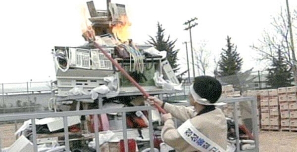 지난 1995년 3월 9일 경북 구미 공장 앞에서 벌어졌던 '애니콜 화형식' [사진=사진=삼성전자]