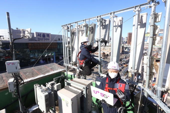 LG유플러스 직원들이 서울역 앞에 설치된 5G 기지국 장비를 살펴보고 있는 모습(기사 내용과 관계 없음). [사진=LG유플러스]