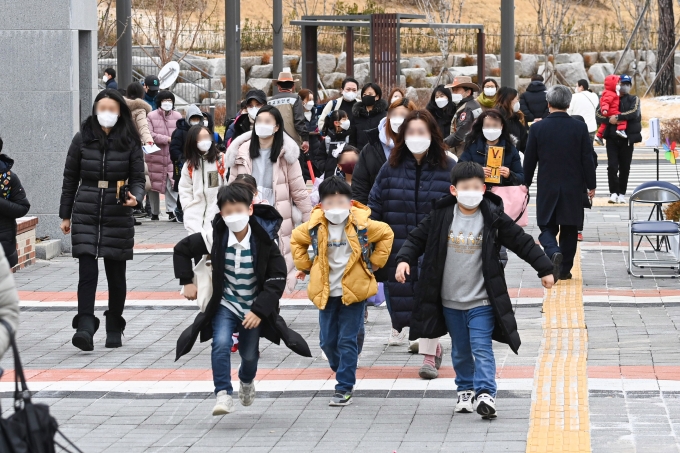 등교하는 서울의 한 초등학생들 모습 [사진=아이뉴스24 DB]