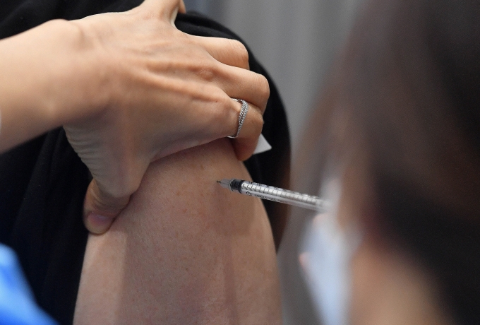  서울 송파구 거여동 송파체육문화회관에 마련된 예방접종센터에서 시민이 화이자 백신을 접종 받고 있다. [사진=조성우 기자]
