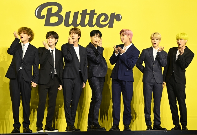 방탄소년단(BTS) 새 디지털 싱글 'Butter' 발매 기념 글로벌 기자간담회에서 방탄소년단이 포토타임을 갖고 있다.