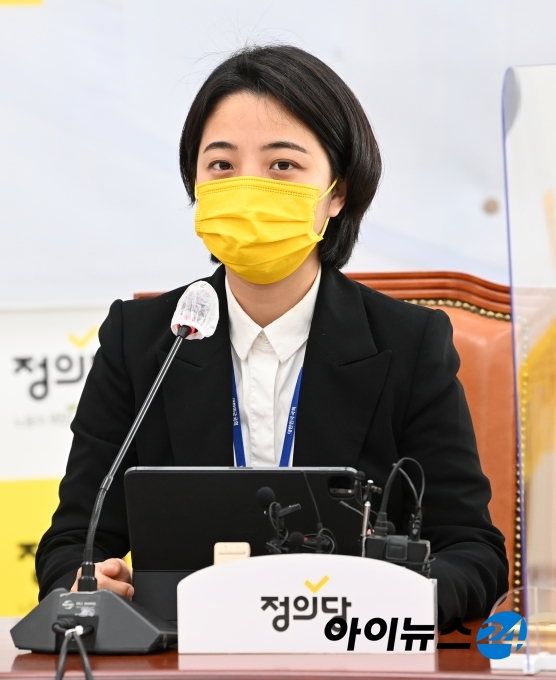 정의당 류호정 의원이 1일 서울 여의도 국회에서 열린 의원총회에 참석해 임기 1년을 맞은 소감을 전하고 있다.